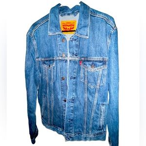 Levi’s mens jean jacket huge Levi’s camp patch on back